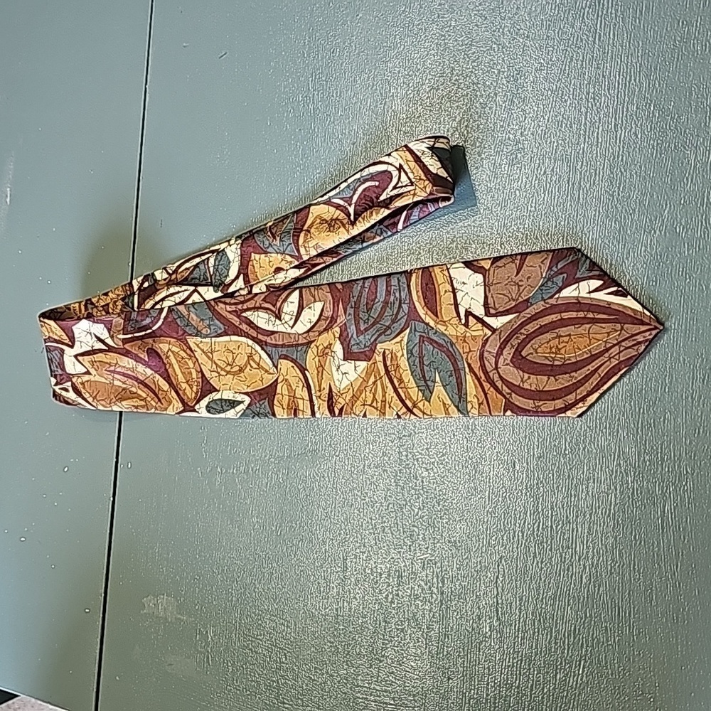 DiMaro Elegante' vintage men's‎ tie. Burgundy, green, and gold shinny fabric.
